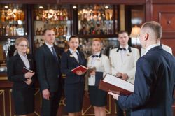 Foto: Hotelpersonal bei Meeting
