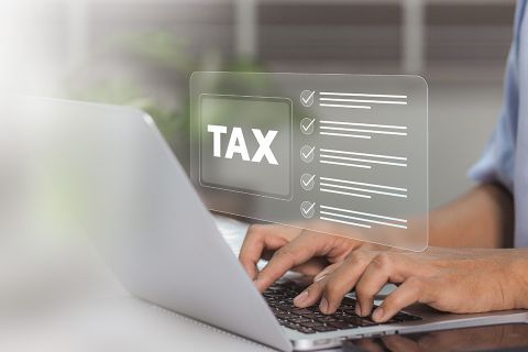 Laptop mit zwei Händen und Check-Icons