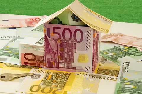 Häuschen aus Geldscheinen