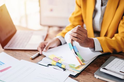 Schreibtisch mit Dokumenten