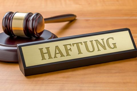 Schild mit Aufschrift Haftung und Richterhammer