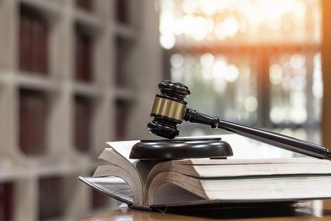 Richterhammer auf Gesetzbuch