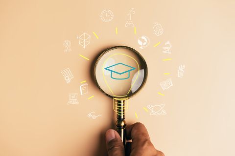 Lupe umgeben mit wissenschaftlichen Symbolen