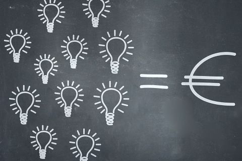 Kreide gezeichnete Glühbirnen und Eurosymbol