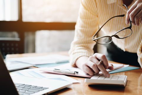 Person berechnet Werte